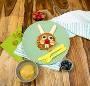 Pfannkuchen mit Hasengesicht aus Obst