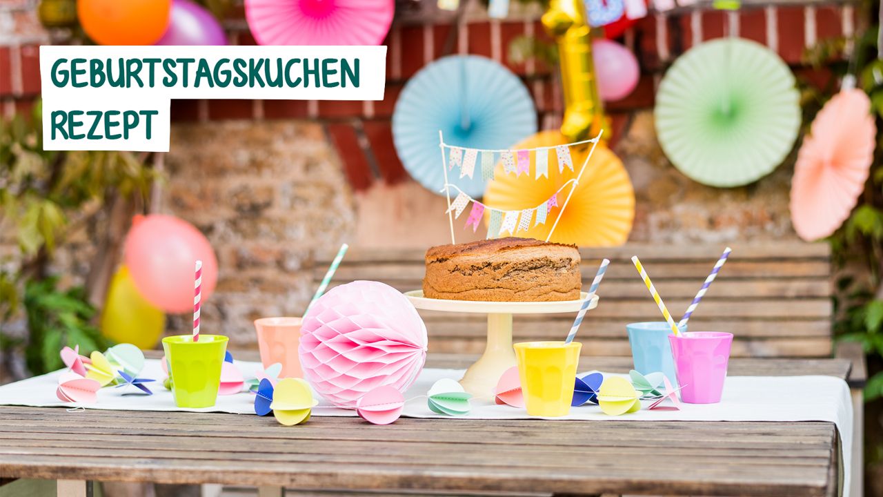 Geburtstagstisch mit Kuchen und Getränken