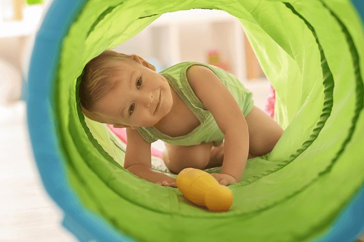Kleinkind in einem Spieltunnel