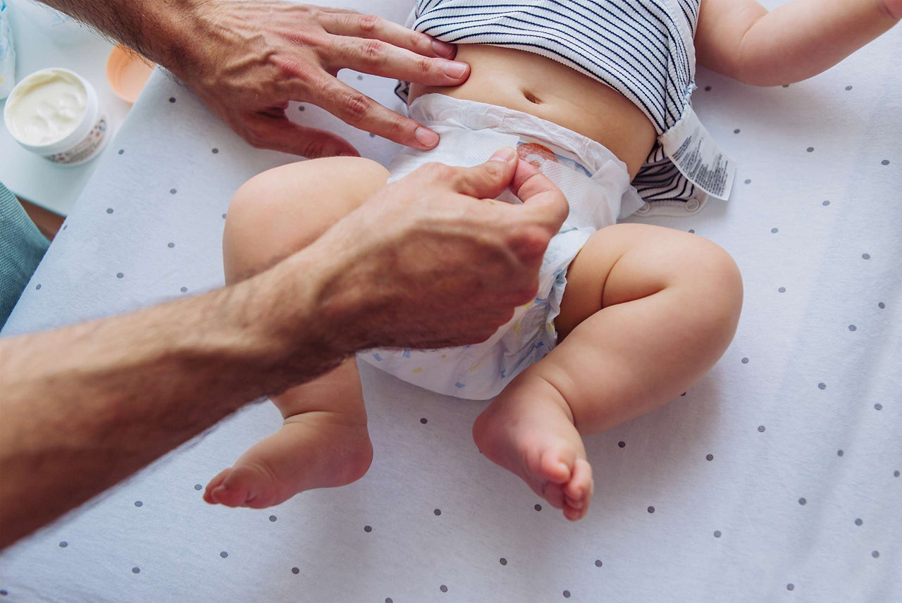 Baby bekommt frische Windel
