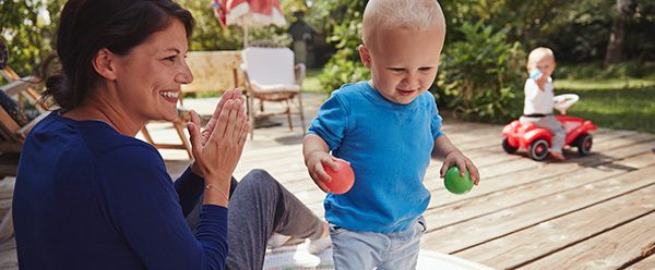 5184x3456px Milupa kleinkind 1 bis 2 jahre mutter spielen garten ball,Milupa AT baby month11 header