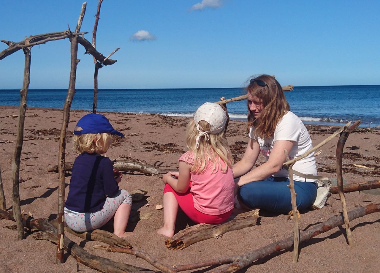 Bianca mit Kindern am Strand