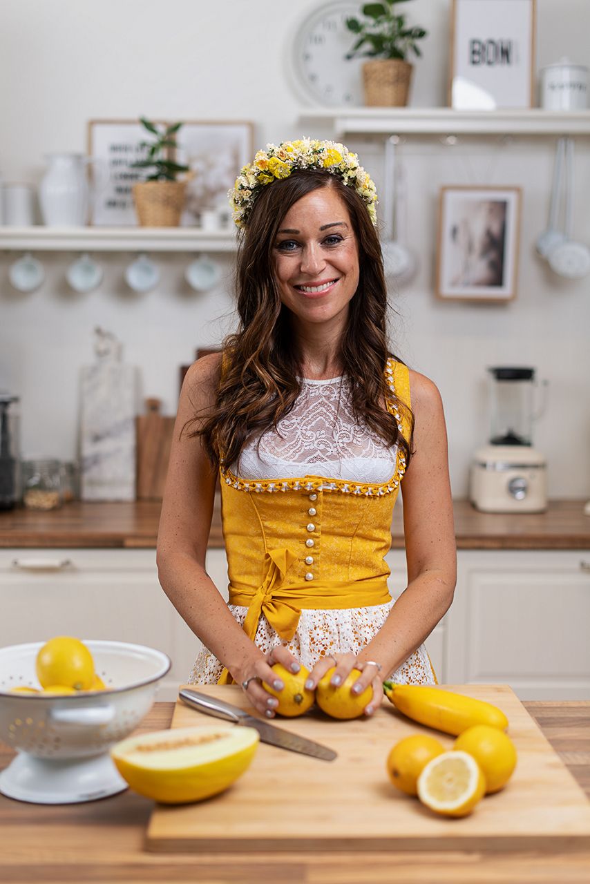 Cooking Catrin im Dirndl mit Blumen im Haar in der Küche
