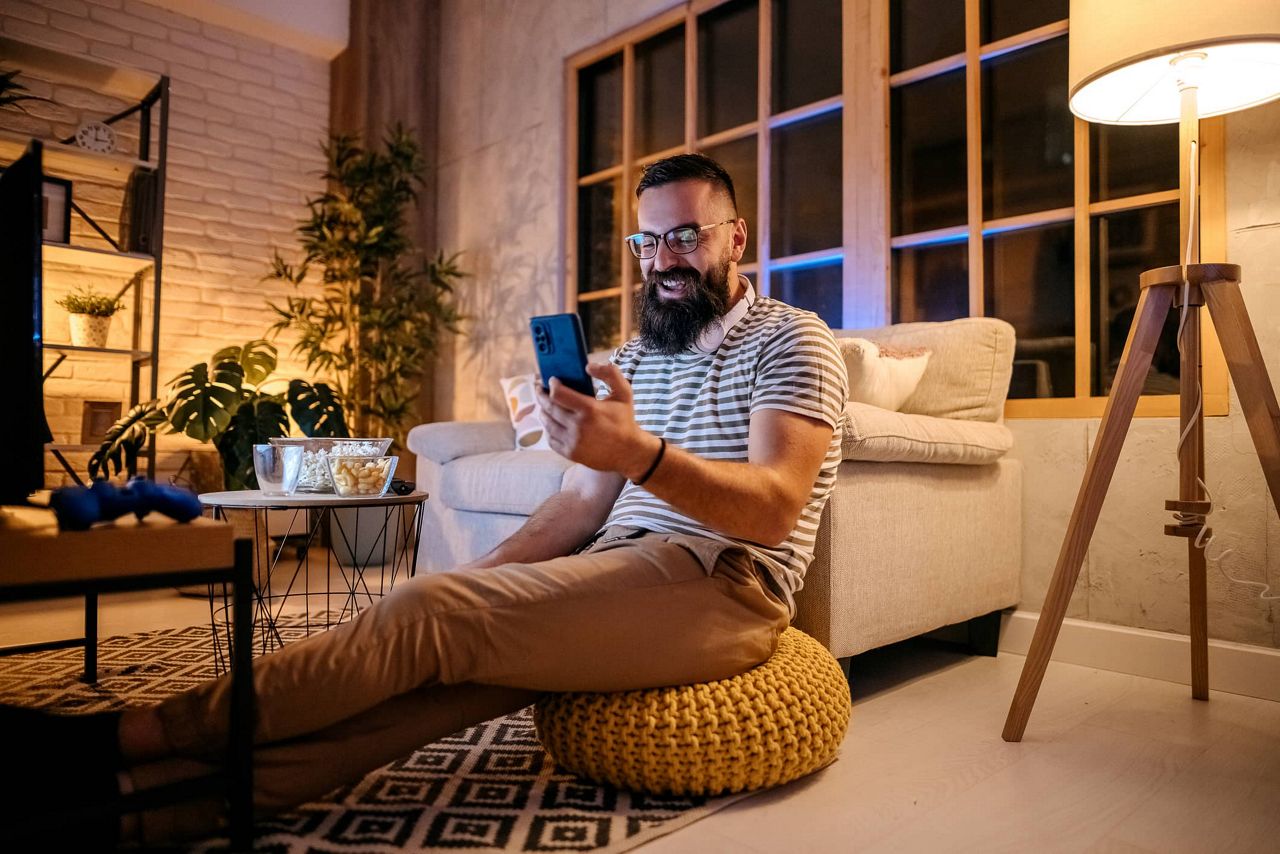 Vater am Handy einen Video Call beantwortend
