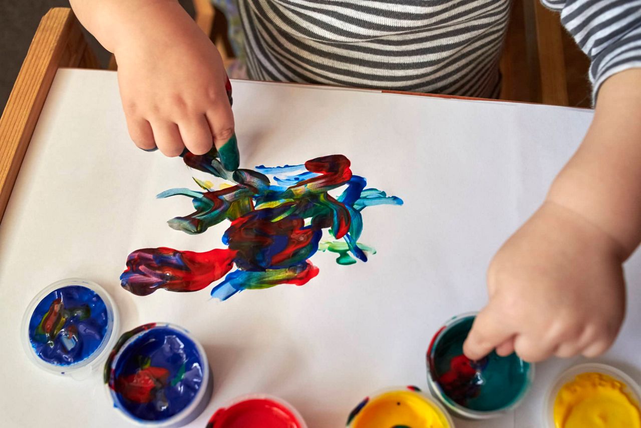 Kleinkind malt mit Fingern