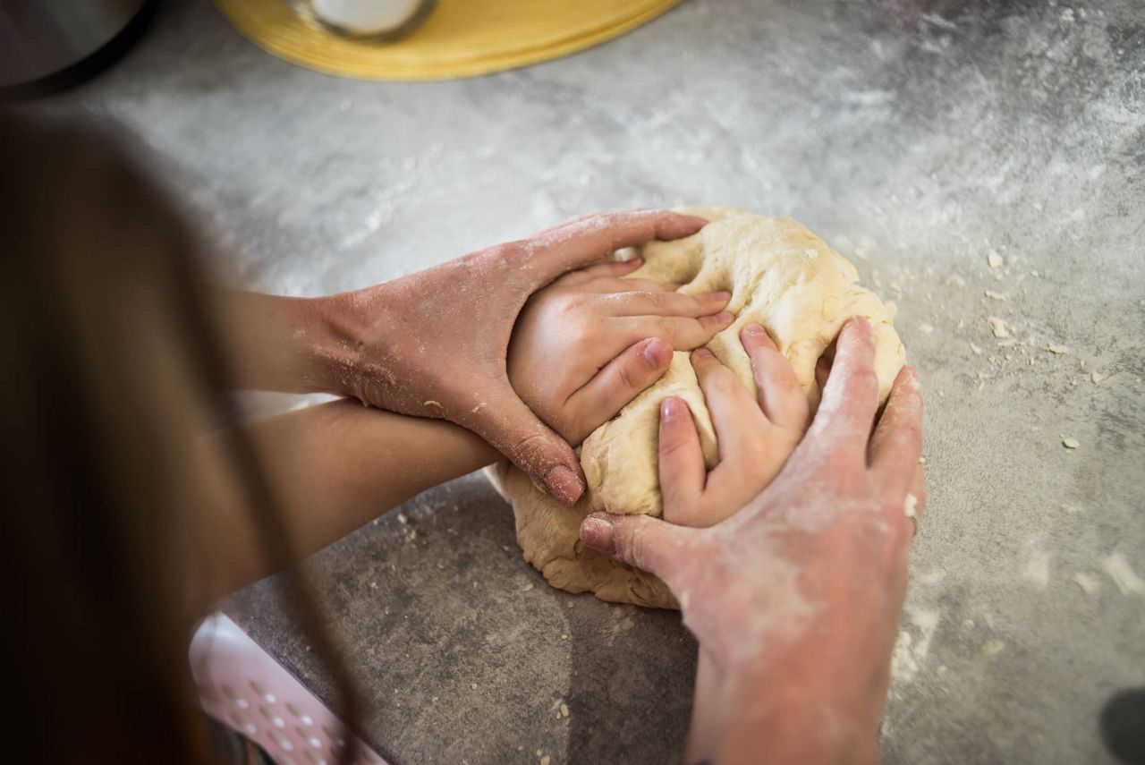 Vater und Kind kneten Teig