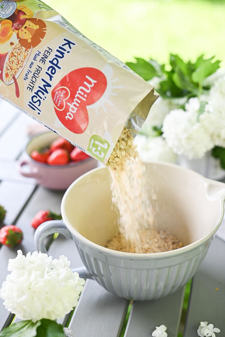Milupa Feine Früchte Müsli wird in Schüssel gegeben