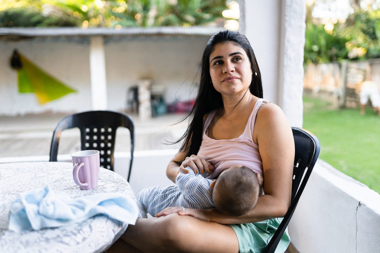 breastfeeding in the backyard