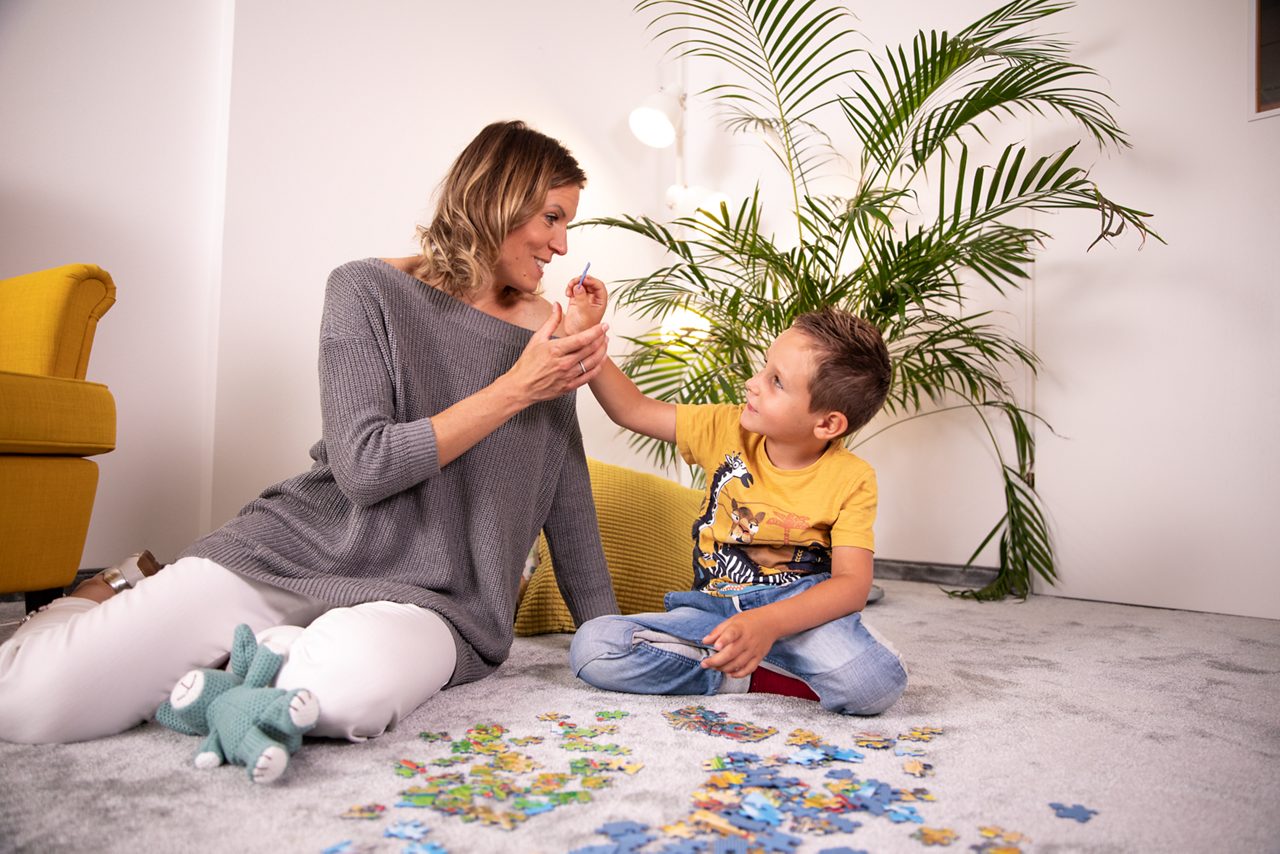 Sigrid mit ihrem Sohn beim Spielen