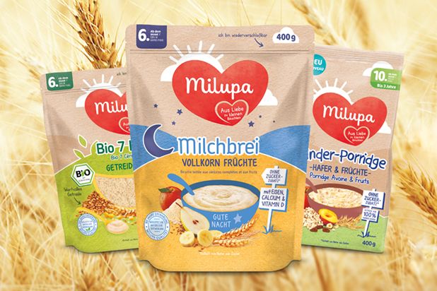 Milchbrei Getreidebrei und Kinderporridge Packshot vor Getreidefeld