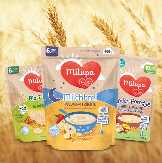 Milchbrei Getreidebrei und Kinderporridge Packshot vor Getreidefeld