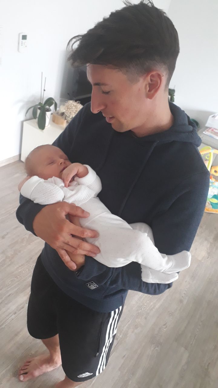 Vater mit Baby im Arm horizontal