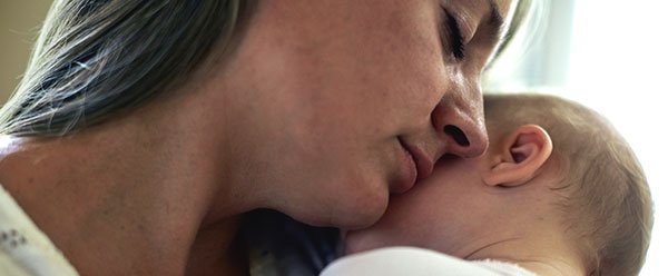 Auf arm Augen zu kuscheln schlafen