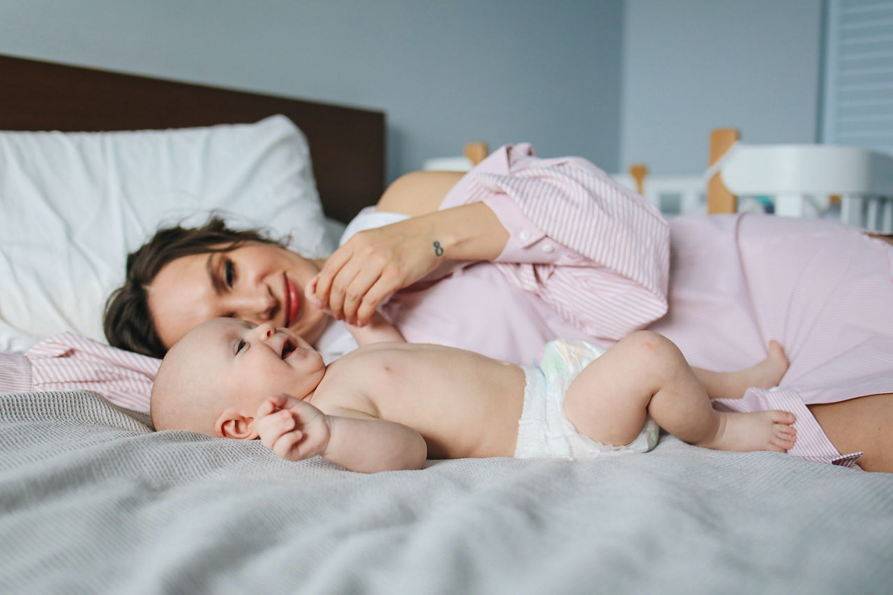 milupa baby und mutter im bett 