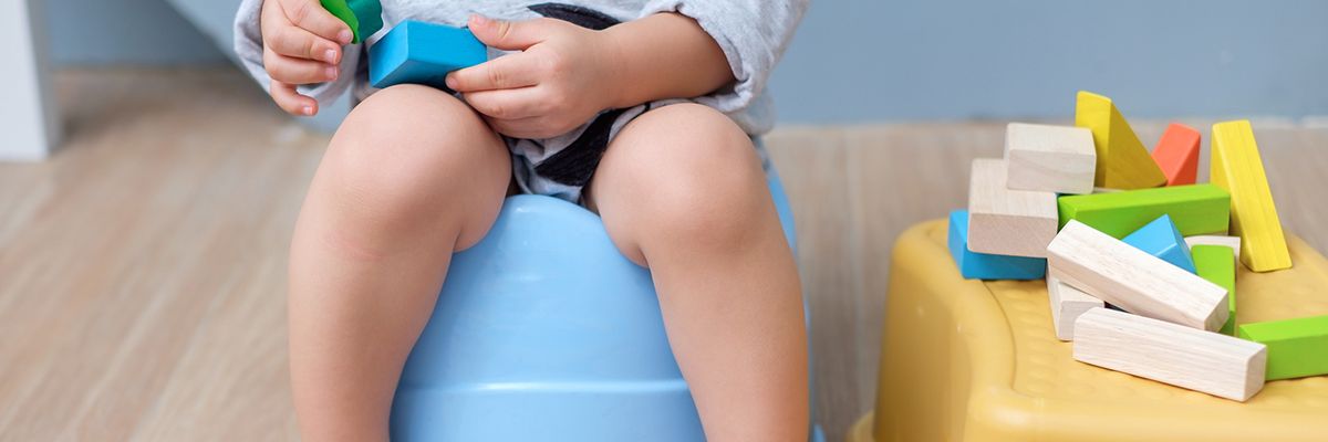 Baby sitzt im Töpfchen Nahaufnahme