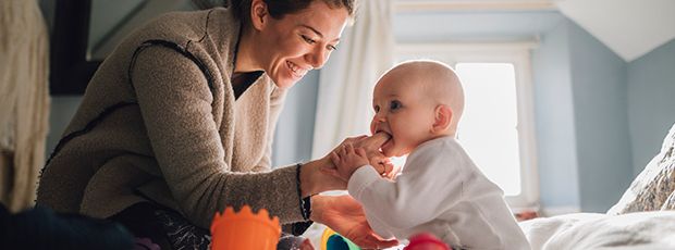 Mutter und zahnendes Baby