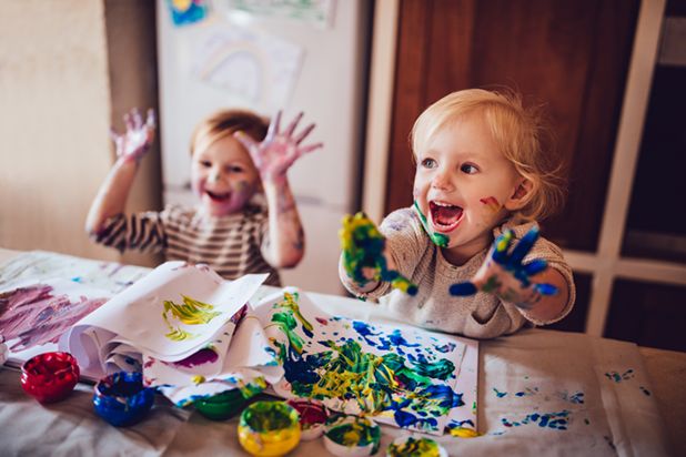 Kleinkinder mit Fingerfarben