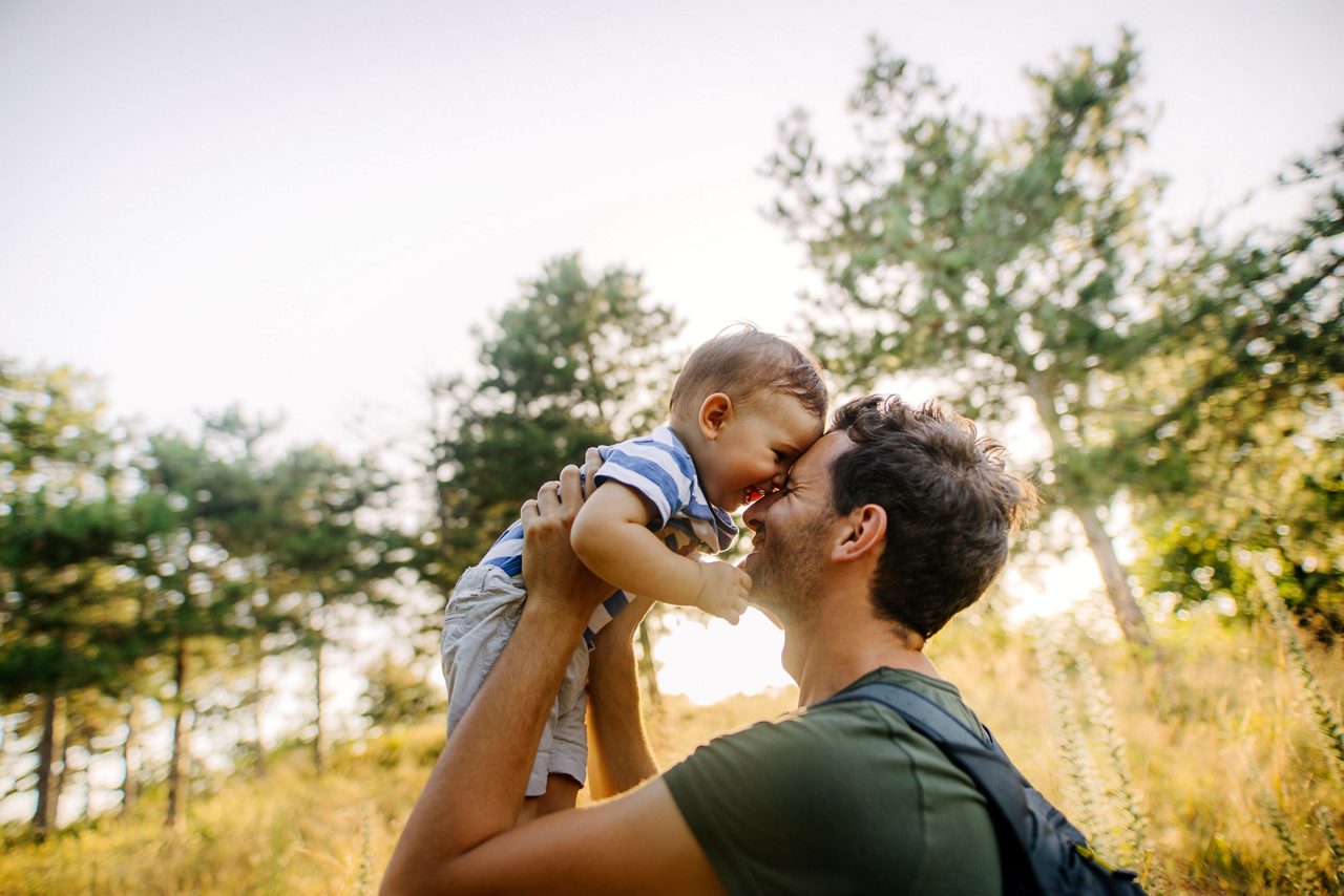 Vater hält Baby in den Armen