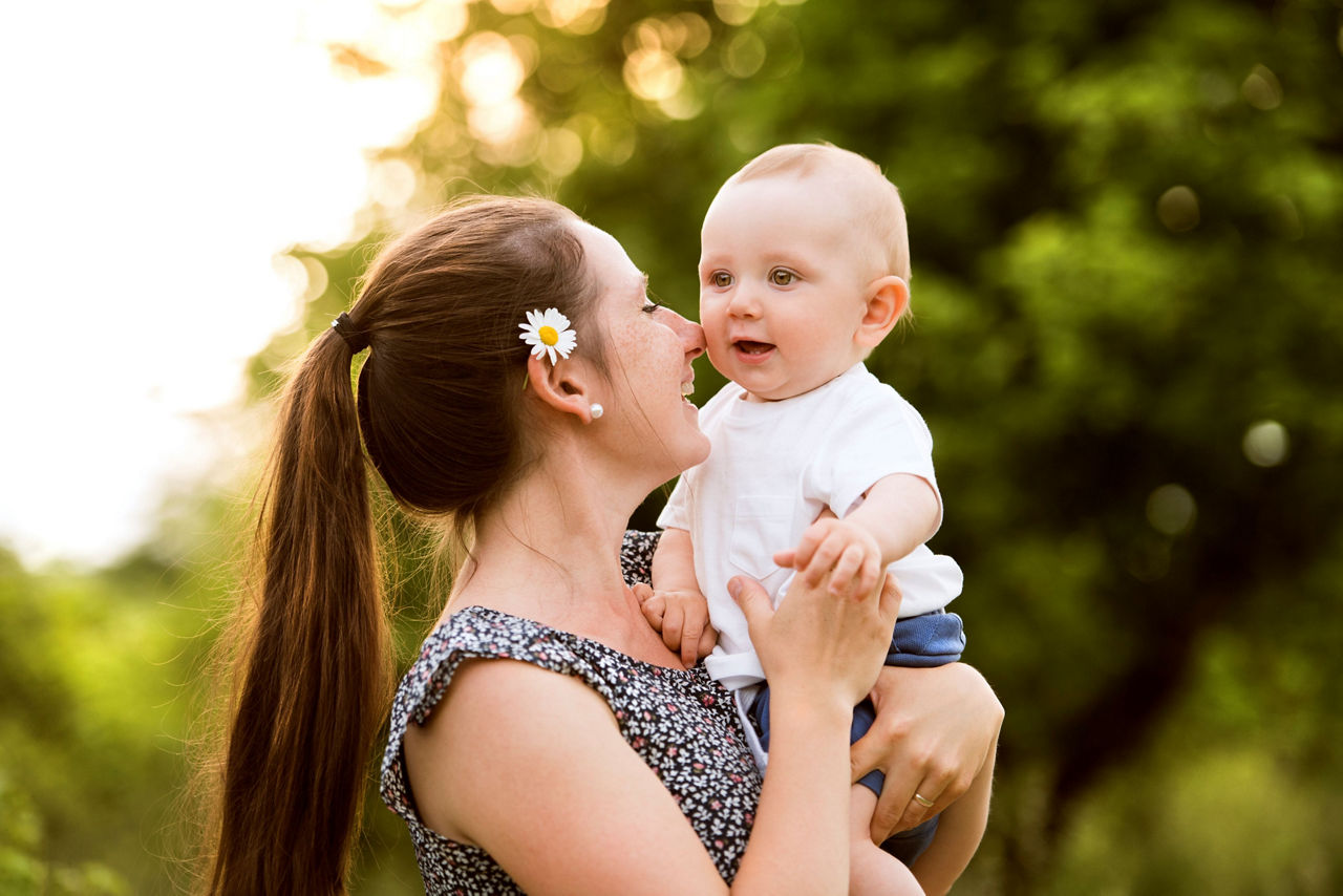 Milupa Baby auf Arm