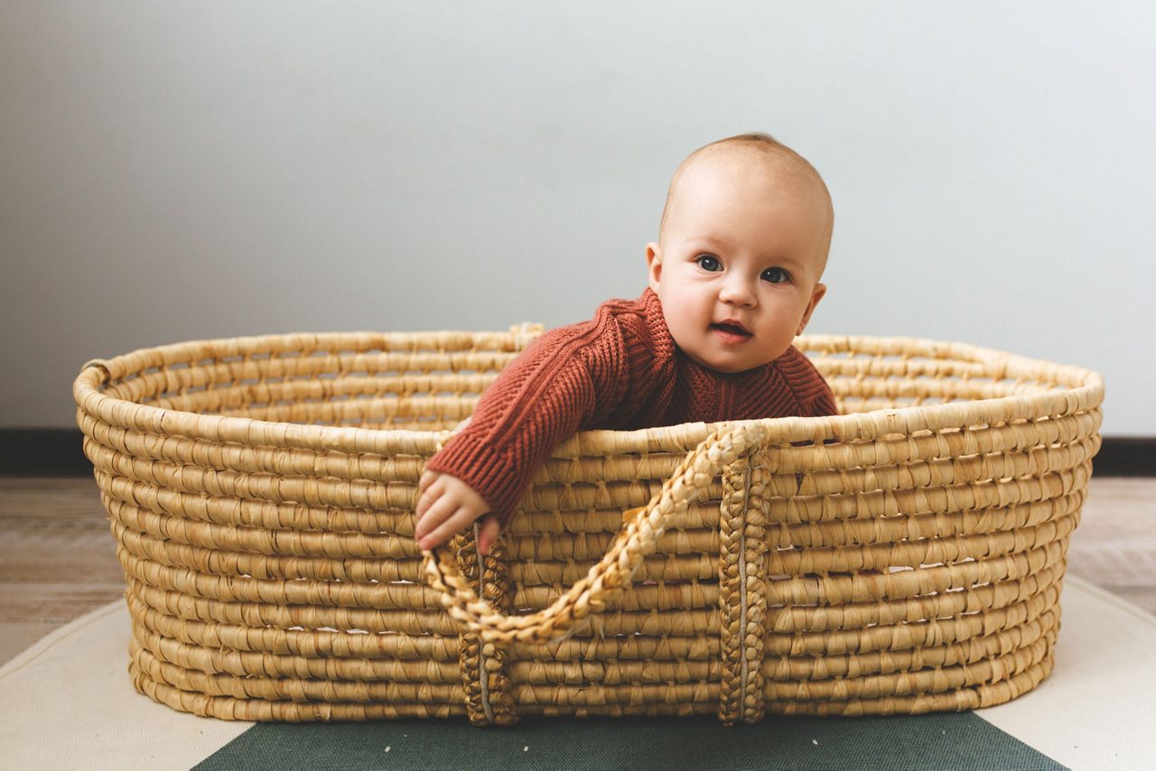 Baby sitzt im Korb