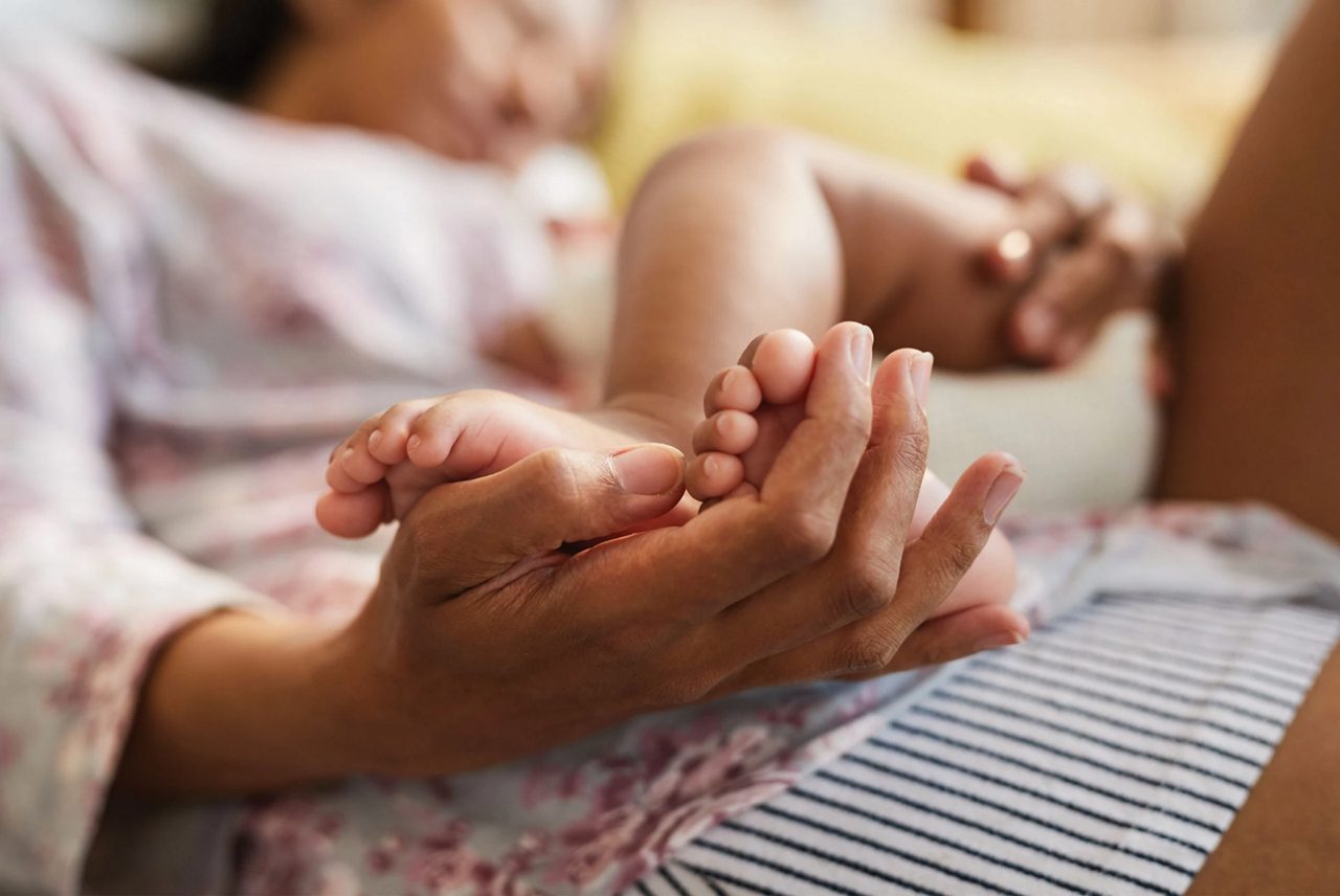 Hebamme kümmert sich um Baby