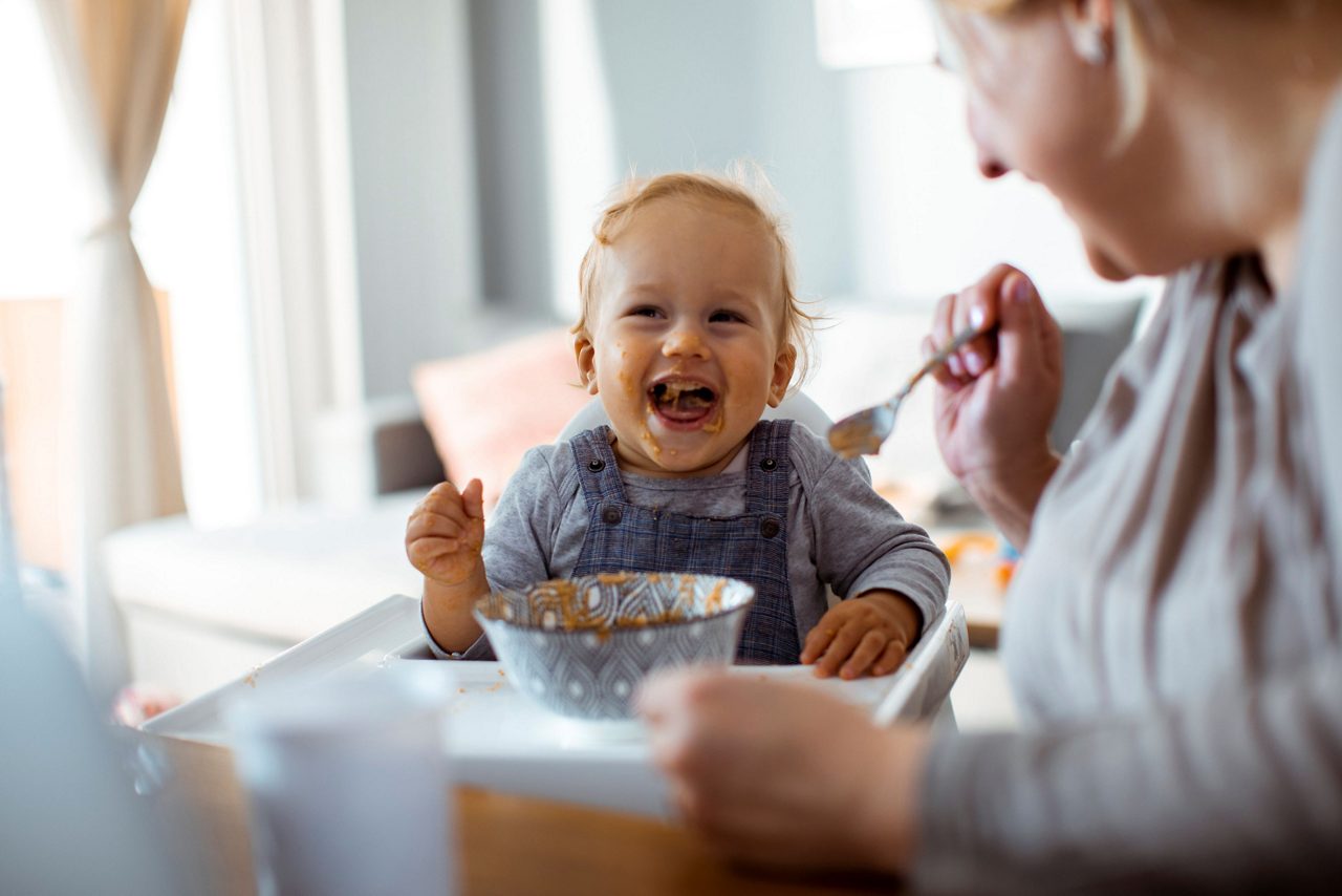 Mutter mit Baby auf dem Schoß