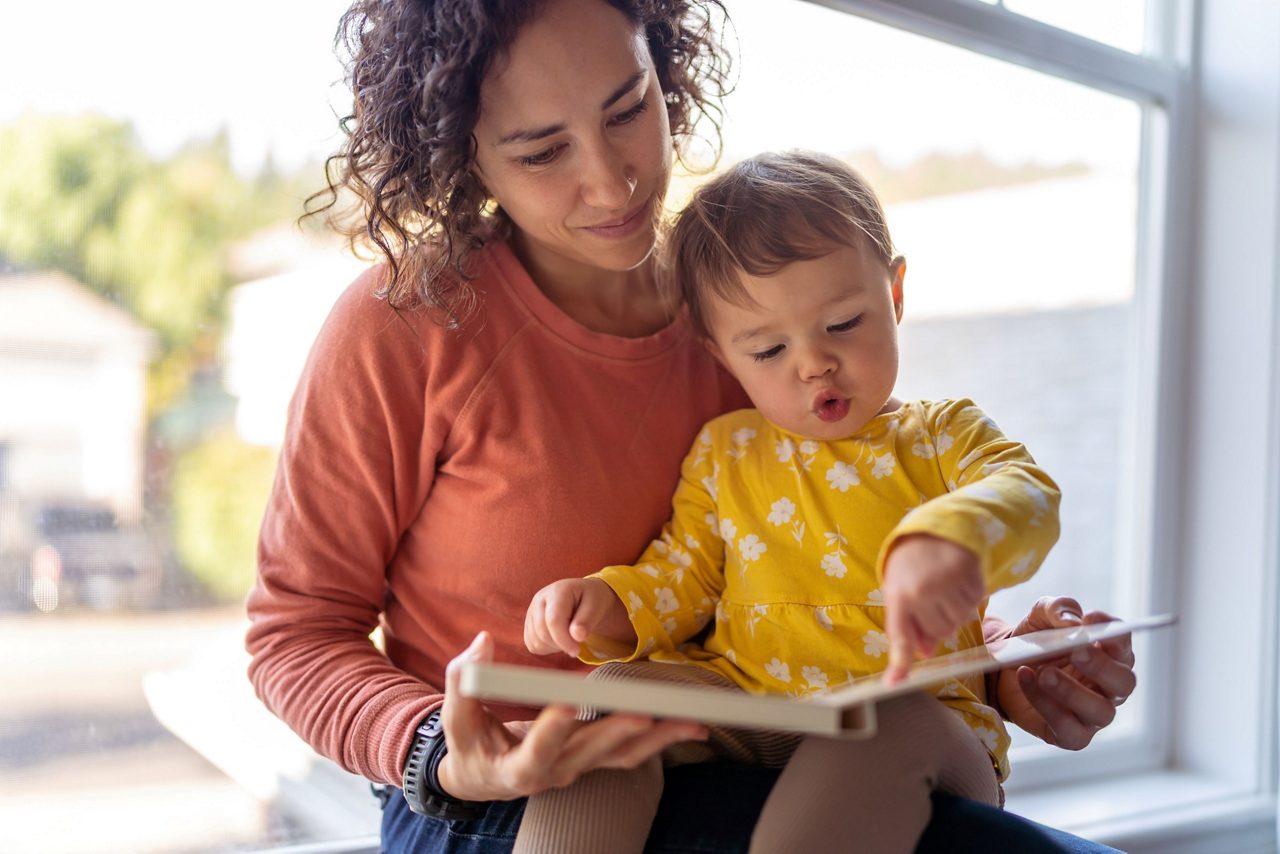 Mutter mit Baby auf dem Schoß