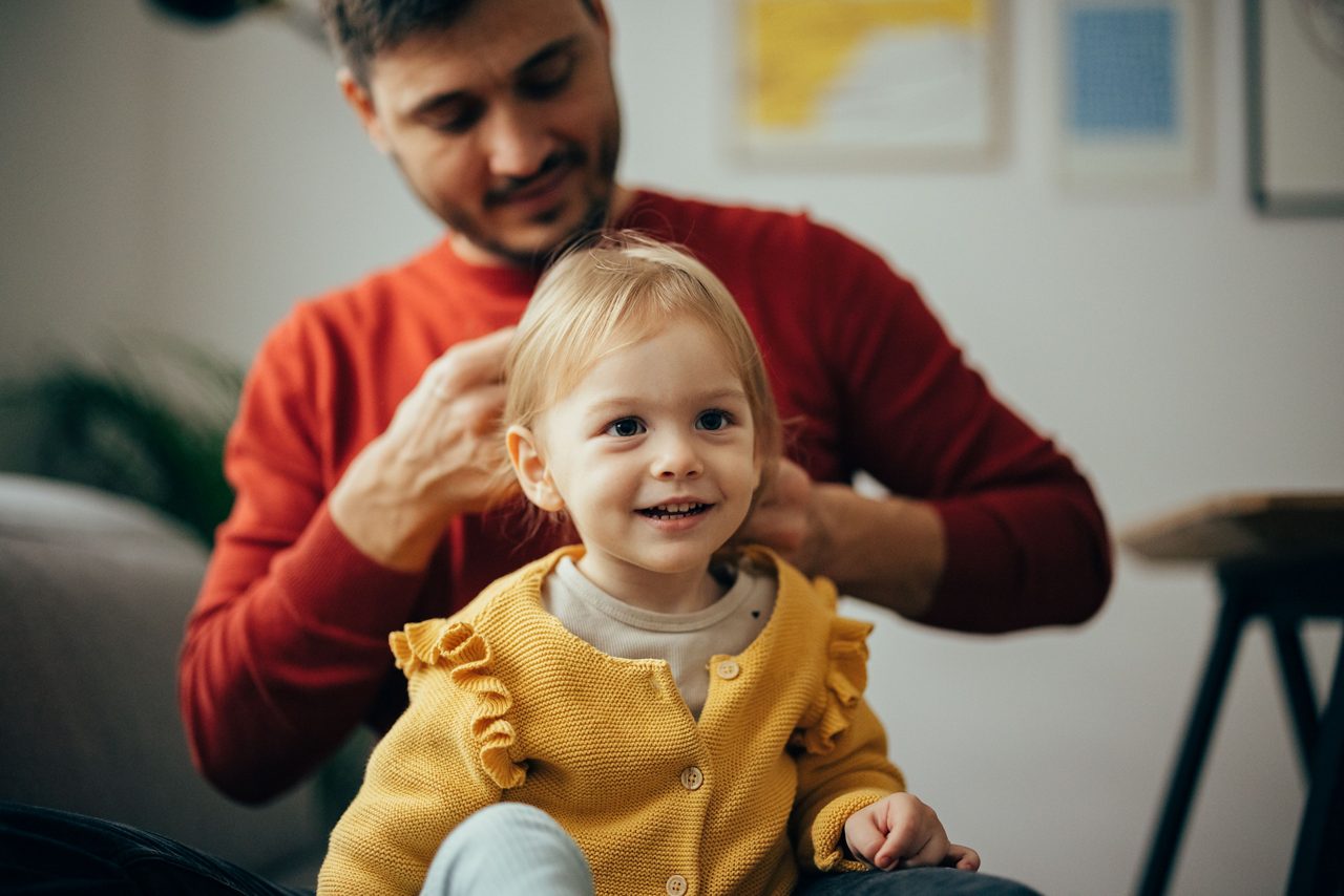 Vater und Tochter spielen zusammen