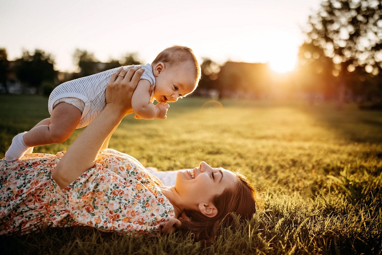 Mutter hält glückliches Baby in den Armen