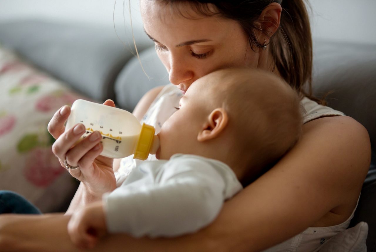 Mutter gobt Baby Fläschchen