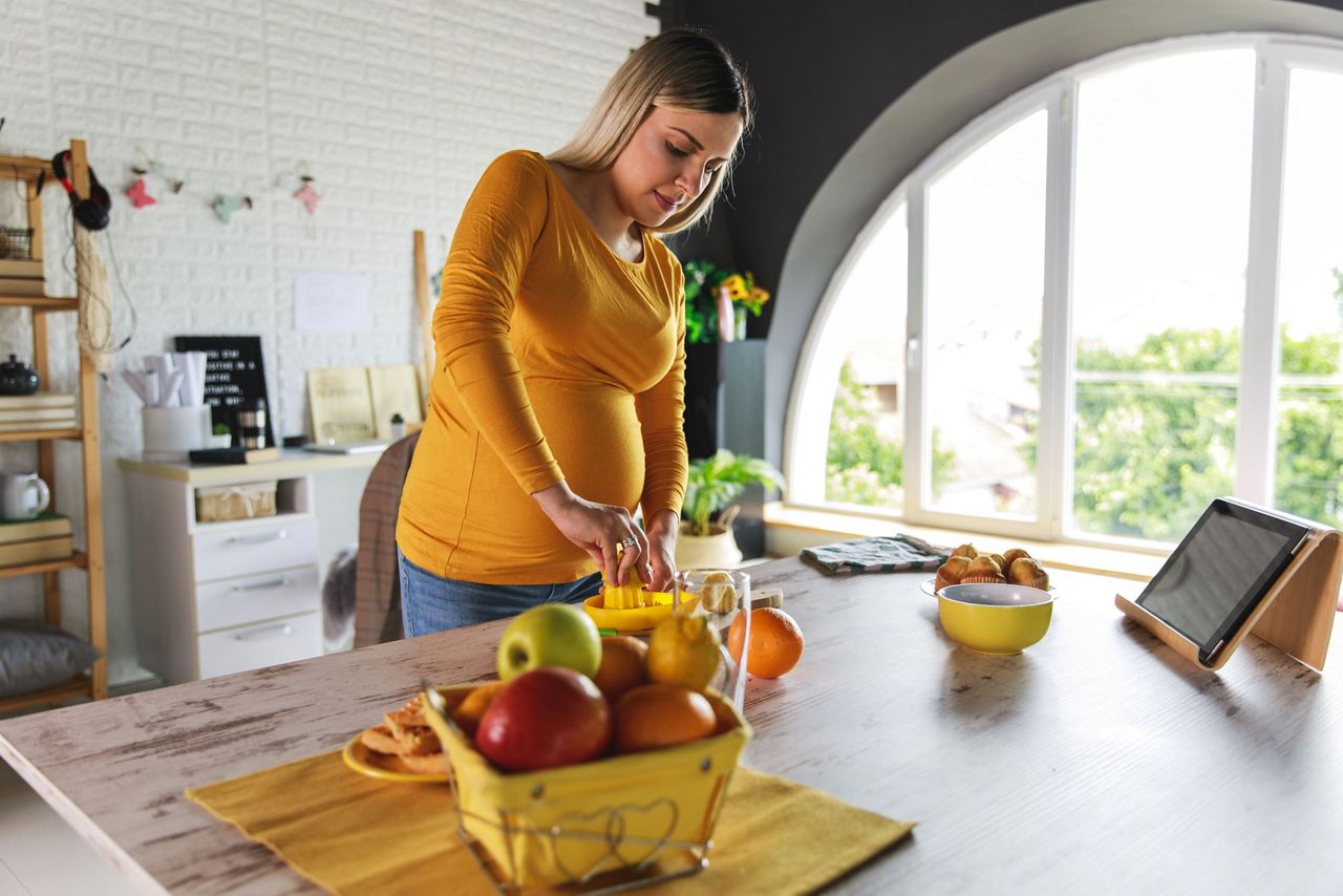 Schwanger mit Salat in der Hand