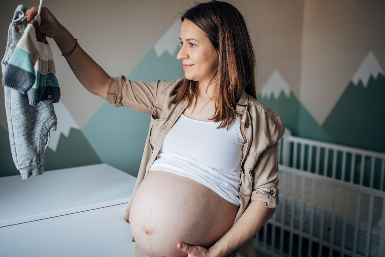 Milupa Schwangere mit Babystrampler