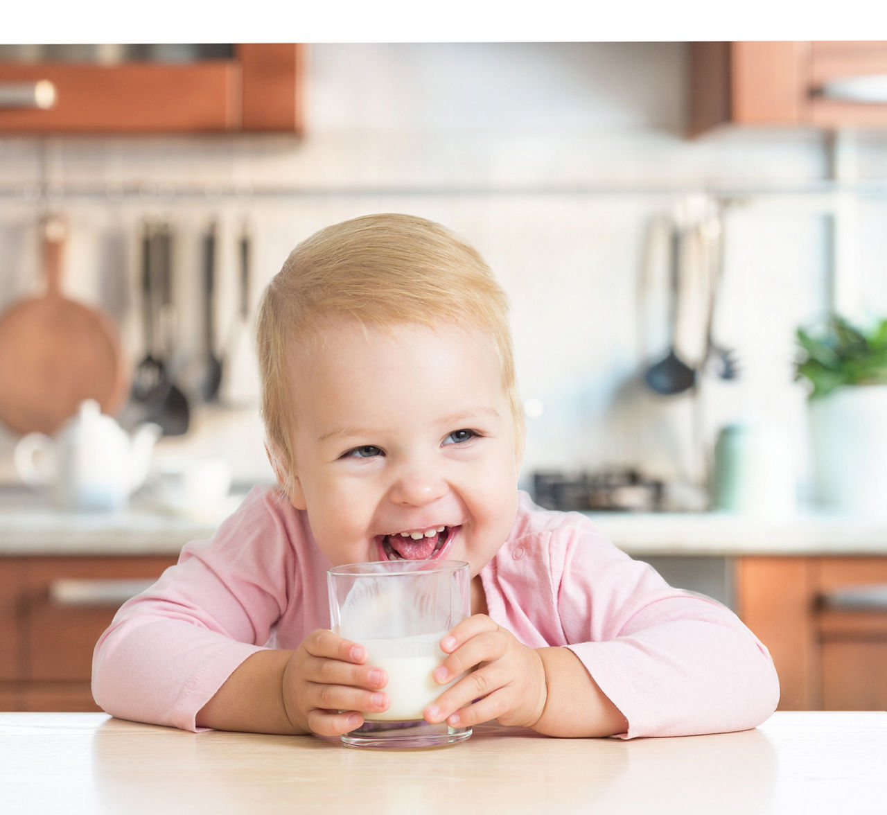 milupa de kleinkind maedchen glass mit milch