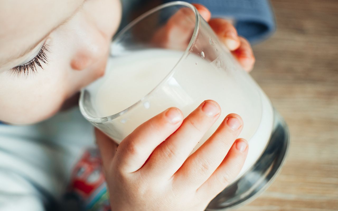 Kleinkind trinkt Kindermilch von oben