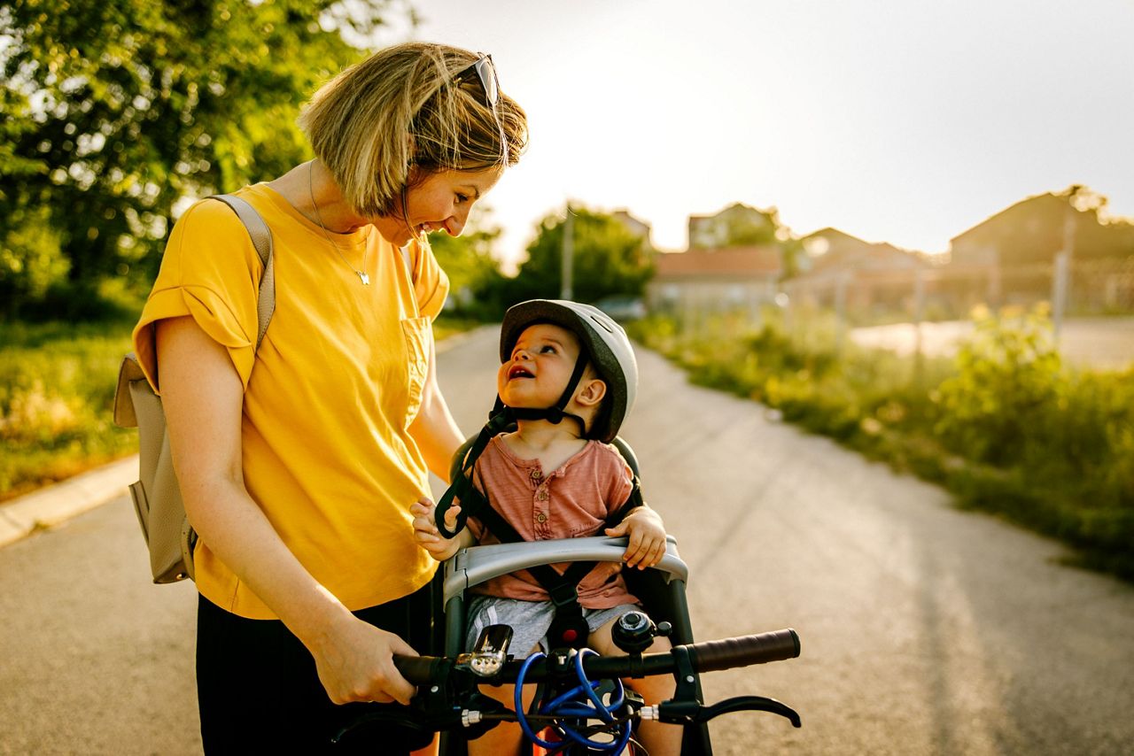 Kleinkind mit Mutter auf dem Fahrrad