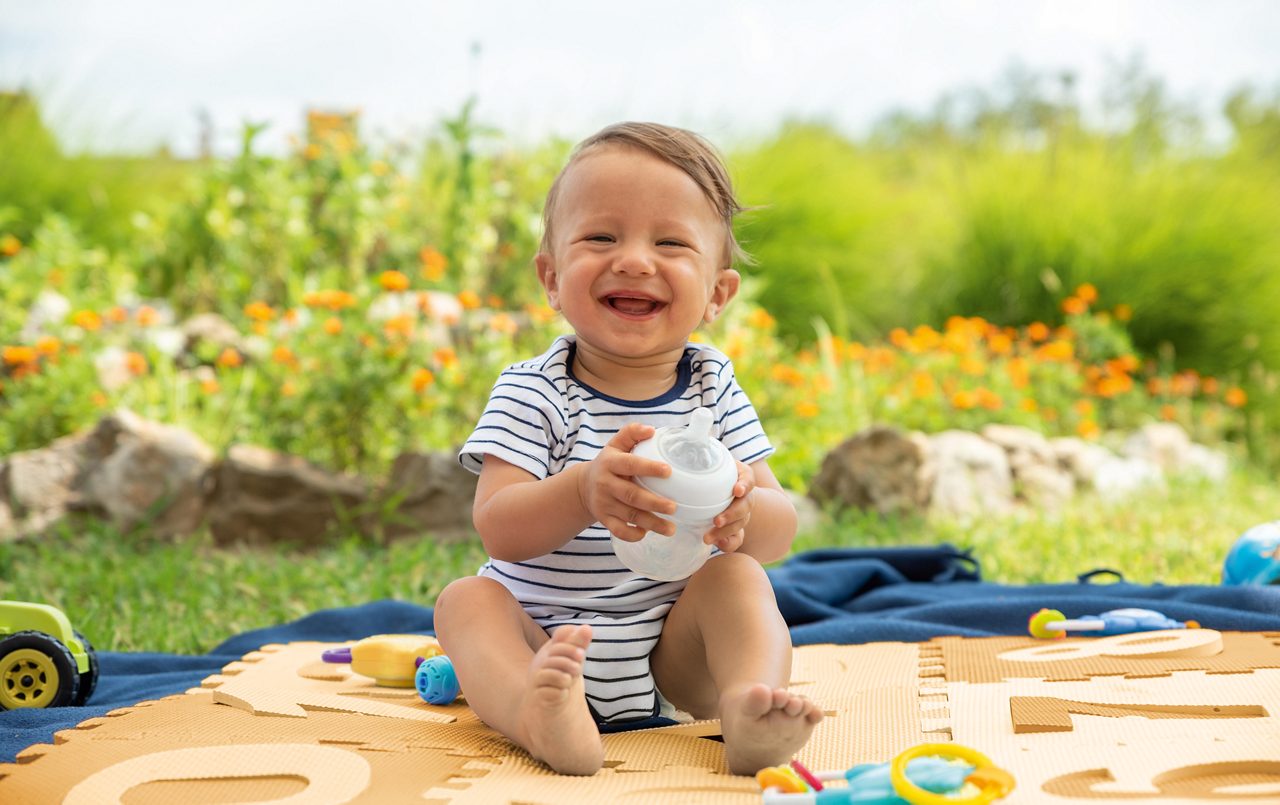 Mama füttert Baby mit Flasche.