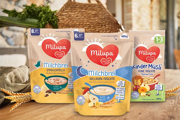 Milchbrei Kinder Porridge und 7 Korn auf einem Tisch