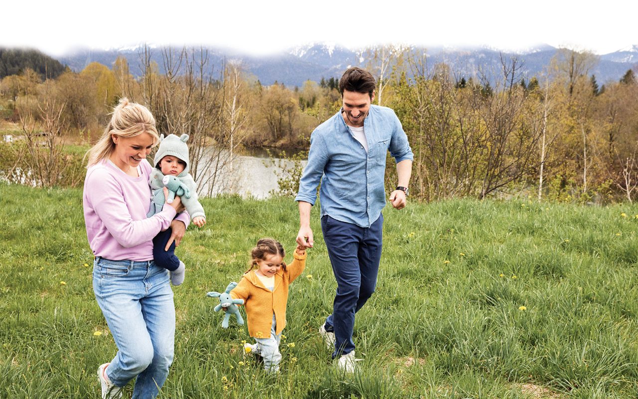 Familie Neureuther läuft über Wiese