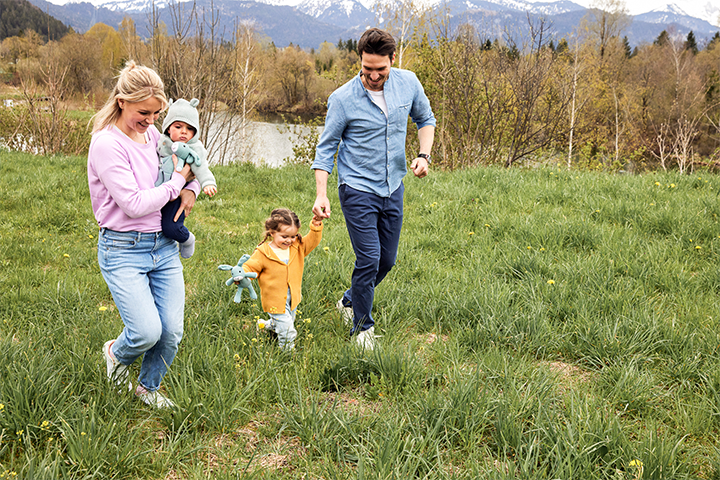 Neureuther Familie laufend durch die Natur