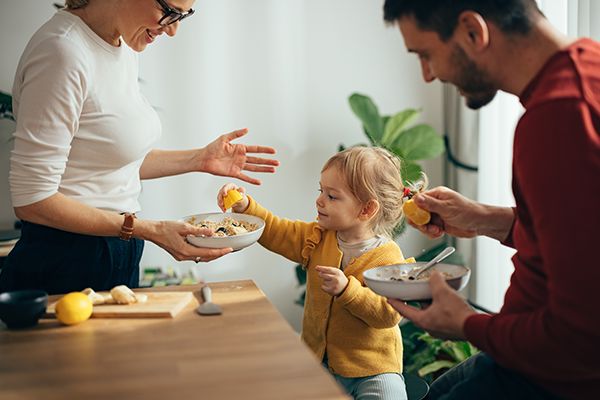 Milumil FO2 neben Fläschchen auf dem Tisch