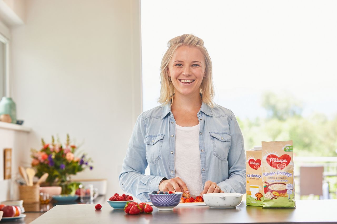 Miriam Neureuther am Küchentisch mit Milupa Produkten