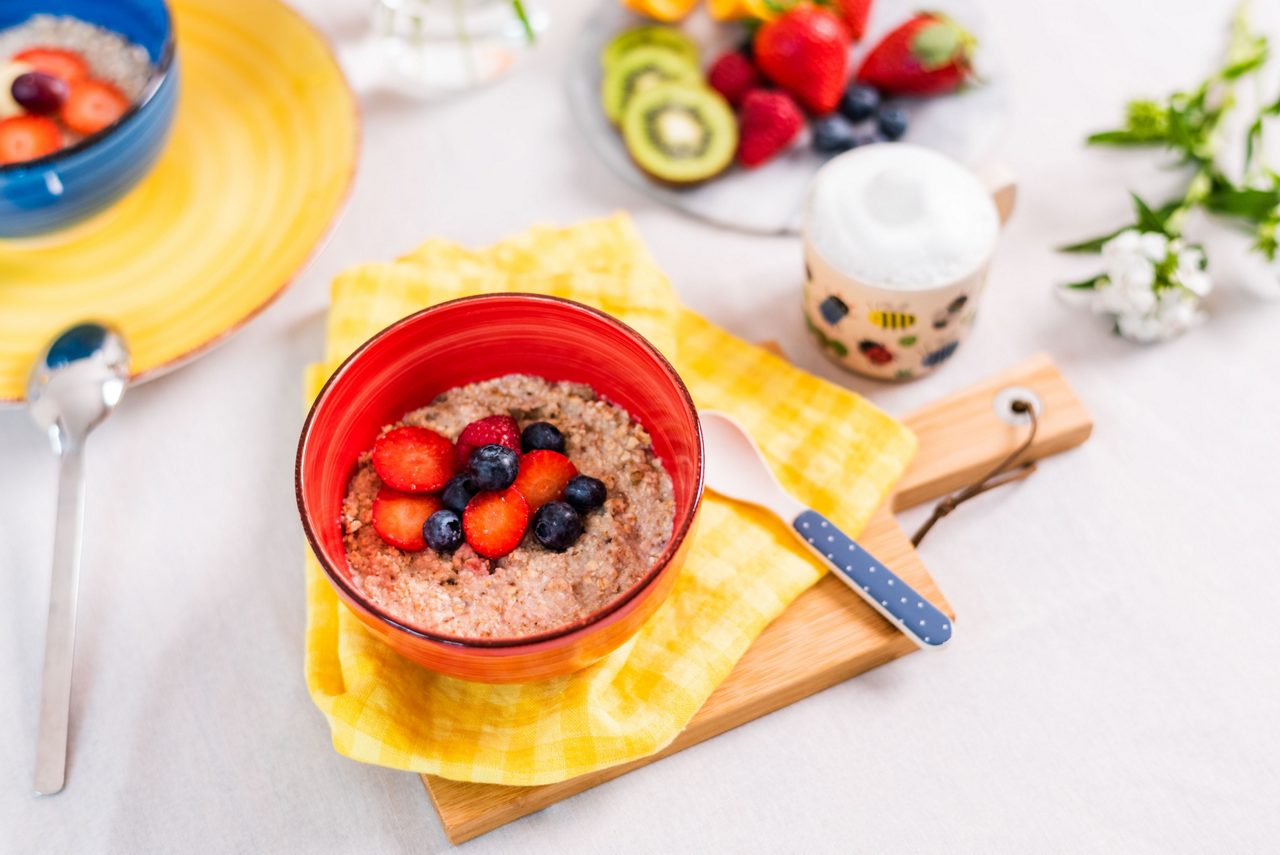 Frühstück Müsli mit Blaubeere und Erdbeere