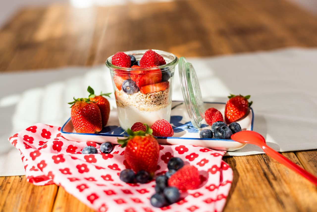 Erdbeer Blaubeere Joghurt mit Müsli