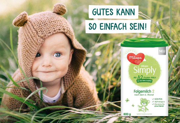 Baby mit Bärenohren krabbelt im hohen Gras und Simply FO2