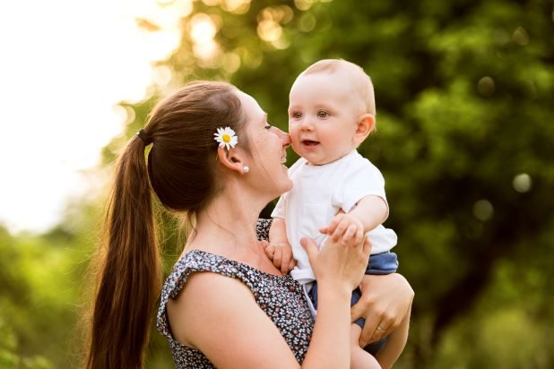 Mutter und Baby in der Natur