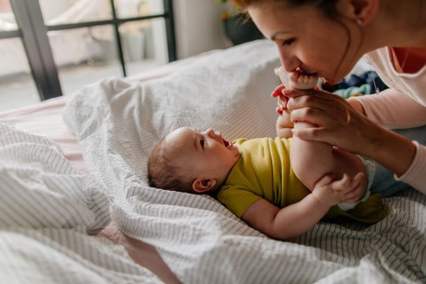 Frau mit Baby nach der Entbindung