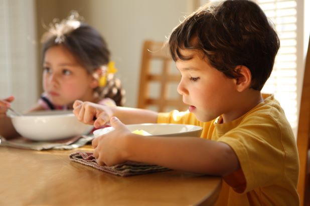 Kleinkinder essen am Esstisch