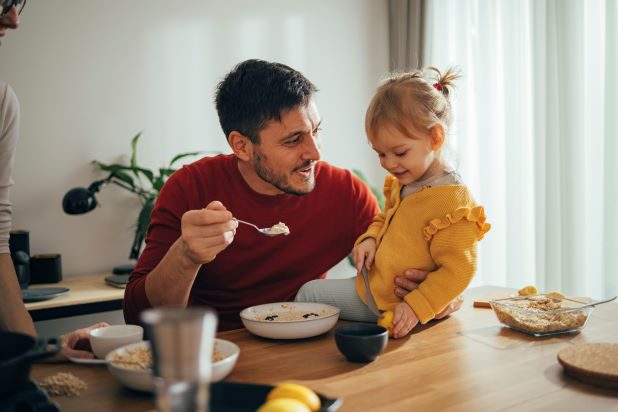 Kind und Mama kochen zusammen