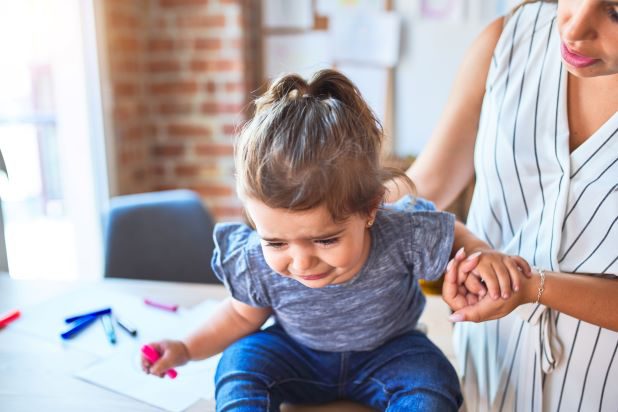 Mutter und weinende Tochter