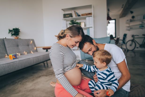 Familie hält Babybauch